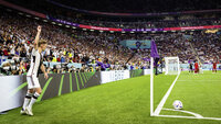 Deutscher Nationalspieler bereitet eine Ecke vor bei der FIFA-Weltmeisterschaft vor voller Stadionkulisse.