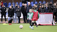 Kinderfußball: 1 gegen 1 vor dem Minitor, Ballführung und Abwehrdruck im Passspiel-Training.