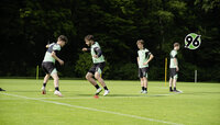 Jugendliche Fußballspieler von Hannover 96 beim Athletiktraining auf dem Trainingsplatz.