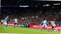 Lionel Messi im argentinischen Trikot dribbelt während der Finalissima 2022 gegen einen italienischen Gegenspieler.