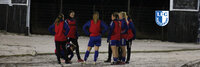 Fußballspielerinnen des 1. FC Magdeburg im Teamgespräch beim Wintertraining auf verschneitem Platz
