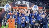 Atalanta-Spieler feiern den Gewinn der UEFA Europa League mit der Trophäe.