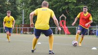 Drei Szenen eines Fußballtrainings zeigen die Phasen Einführen, Schulen und Anwenden auf einem Kunstrasenplatz.