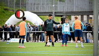 rainer von Feyenoord Rotterdam gibt Anweisungen bei Jugendfußballtraining auf dem Platz.
