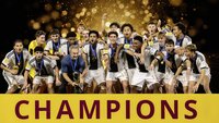 Eine Fußballmannschaft feiert den Gewinn eines Turniers mit Pokal und Medaillen.