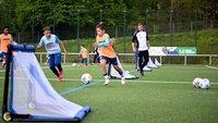 Kinder spielen Fußball mit Minitoren auf dem Trainingsplatz beim Jugendtraining.