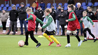 Kinder im Trainingsspiel: Dribbling und Passoptionen im 4 gegen 4 mit Minitor auf Kunstrasen.