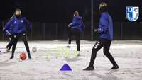 Fußballtraining beim 1. FC Magdeburg: Spielerinnen trainieren Koordination und Ballkontrolle im Winter