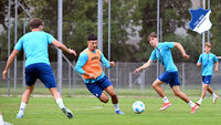 U19-Spieler der TSG Hoffenheim in einer intensiven Pressing-Situation während des Trainings auf dem Platz.