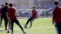 Jugendfußballer trainieren Passspiel und Technik auf dem Kunstrasenplatz beim 1. FC Nürnberg