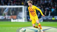 Fußballprofi Frenkie de Jong vom FC Barcelona demonstriert auf dem Platz mit einer Kompass-Grafik die Wichtigkeit der Vororientierung.