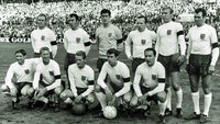 Englands Fußballnationalmannschaft posiert im Stadion vor einem Länderspiel in den 1960er Jahren