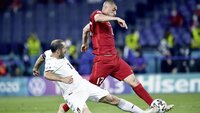 Zweikampf zwischen zwei Fußballspielern, bei dem ein Spieler den Ball blockiert.