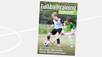 Cover der Zeitschrift Fußballtraining Junior mit zwei Kindern beim Fußballspiel auf dem Titelbild.
