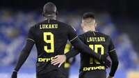 Lukaku und Lautaro von Inter Mailand feiern gemeinsam auf dem Spielfeld im schwarzen Trikot
