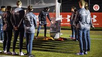 Trainer erklärt Fußballtaktik am Whiteboard bei St. Pauli Trainingseinheit auf dem Platz