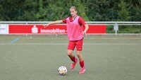 Mädchenfußball im Training: Spielerin dribbelt und gibt Richtung vor, Ball am Fuß auf Kunstrasen