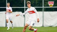 Fußballspielerinnen des VfL Wolfsburg trainieren mit Ball und Hütchen auf dem Platz.