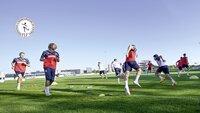 Fußballspieler der luxemburgischen Nationalmannschaft beim Aufwärmen auf einem Trainingsplatz.