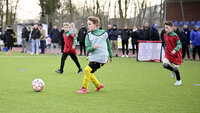 Passspiel im Kinderfußball: E-Junioren spielen auf Minitore, Mitspieler bieten sich an, Ball rollt frei