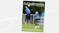 Cover der Zeitschrift „Fußballtraining“ (August 2025) mit einer Trainingsszene, zwei Spielern in blauen Trainingsanzügen und Schlagzeilen zu Individualisierung, Coaching und Stärkenorientierung.