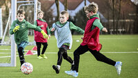 Kinderfußball: Zweikampf vor dem Tor, 1 gegen 1 mit Torabschluss auf Kleinfeld im Training