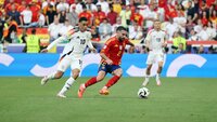 Spieler der deutschen und spanischen Nationalmannschaft kämpfen um den Ball während eines Fußballspiels.