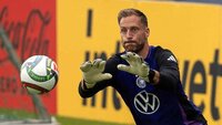Torwart fängt den Ball während einer Trainingseinheit auf dem Fußballplatz.
