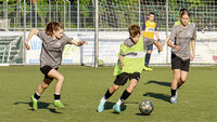 U15-Fußballtraining: Handlungsschnelligkeit im Spiel, Ballführender unter Gegnerdruck vor dem Tor