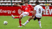 Spieler von Benfica Lissabon im Zweikampf während eines Fußballspiels.