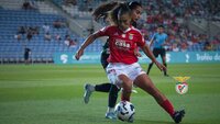 Spielerin von Benfica Lissabon dribbelt den Ball während eines Spiels.