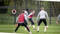 Viktoria Köln-Spieler trainieren in einer Spielsituation auf dem Rasenplatz.